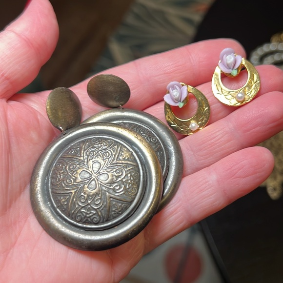 Lot of 13 estate jewelry pieces - earrings, bracelet, necklaces, brooches - Picture 4 of 15